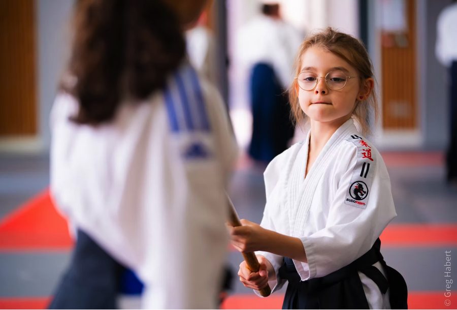 Jeunes pratiquants saluant en seiza pendant les 50 ans du club