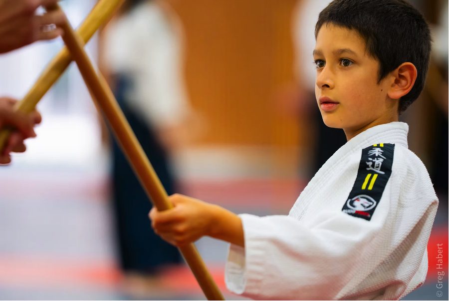 Travail au bokken entre un enfant et un adulte