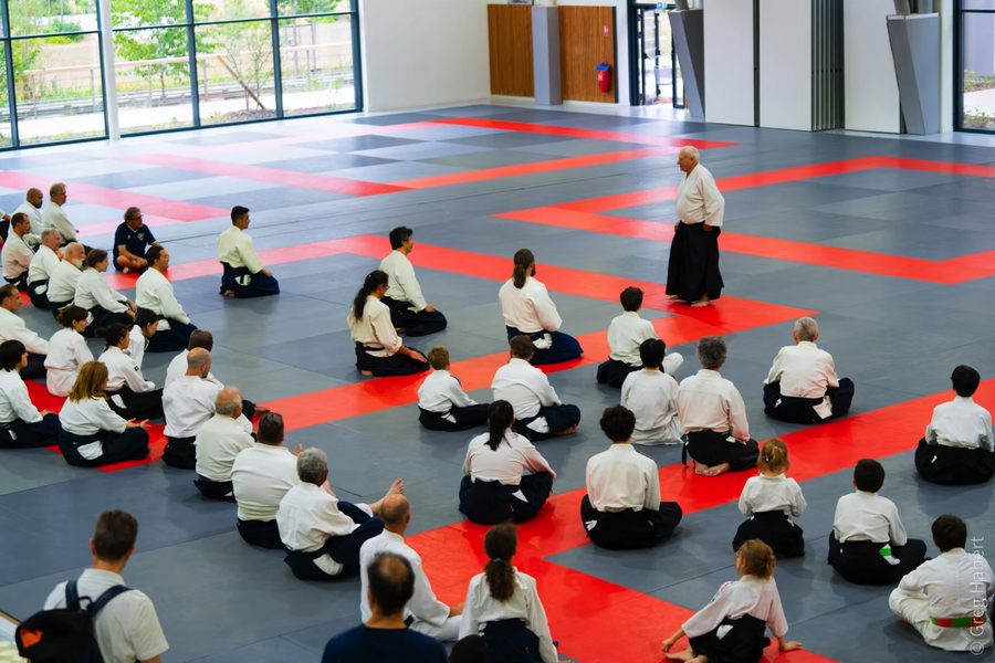 Le dojo entier réuni en seiza pour les 50 ans du club