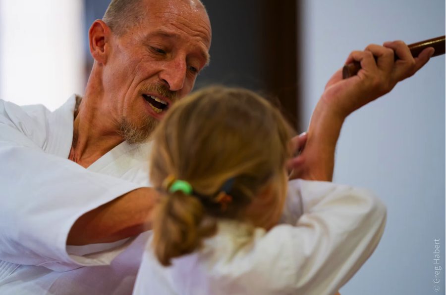 Pratique à mains nues pendant les 50 ans