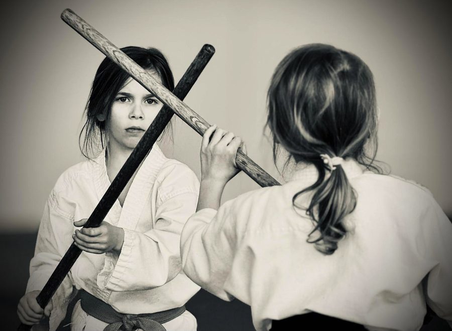 Jeune élève concentrée au bâton, photo sépia