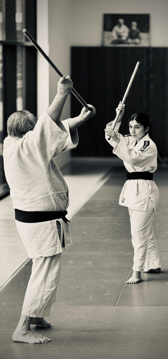 Travail au bokken entre deux jeunes pratiquants