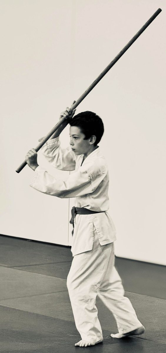 Jeune pratiquant au bokken, posture de garde