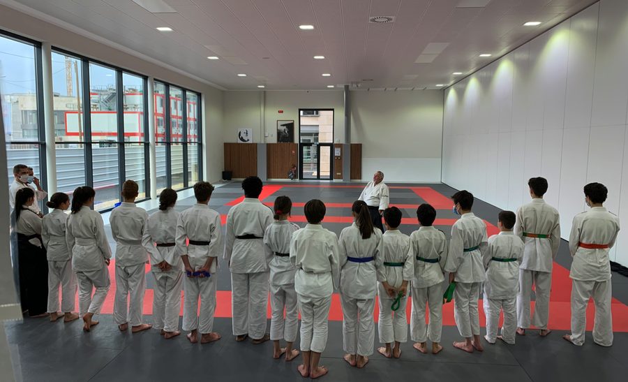 Le groupe d'enfants rassemblé sur le tatami face aux enseignants
