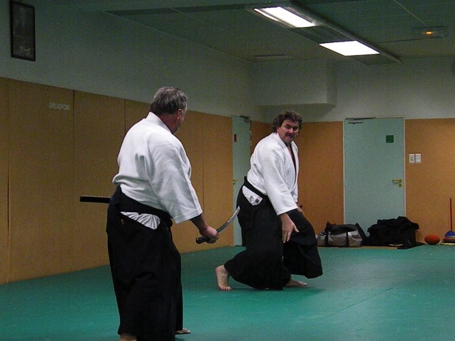 Travail au sabre pendant une démonstration au dojo