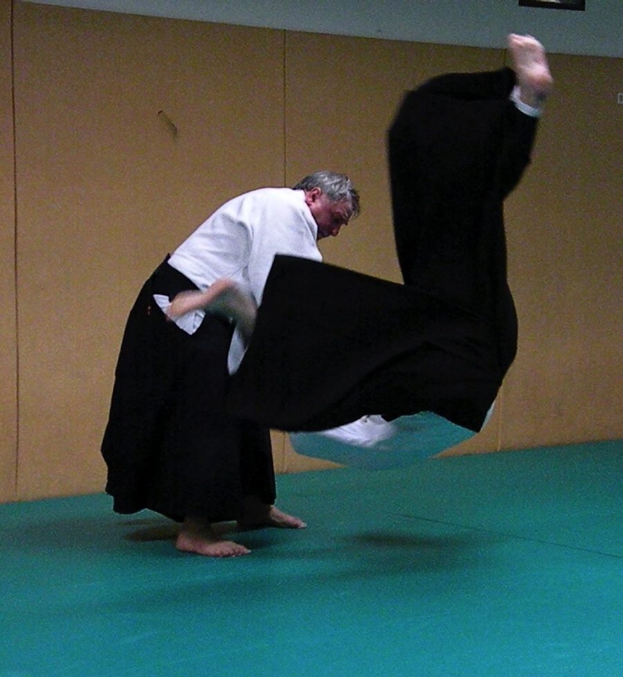 Projection spectaculaire pendant un cours au dojo