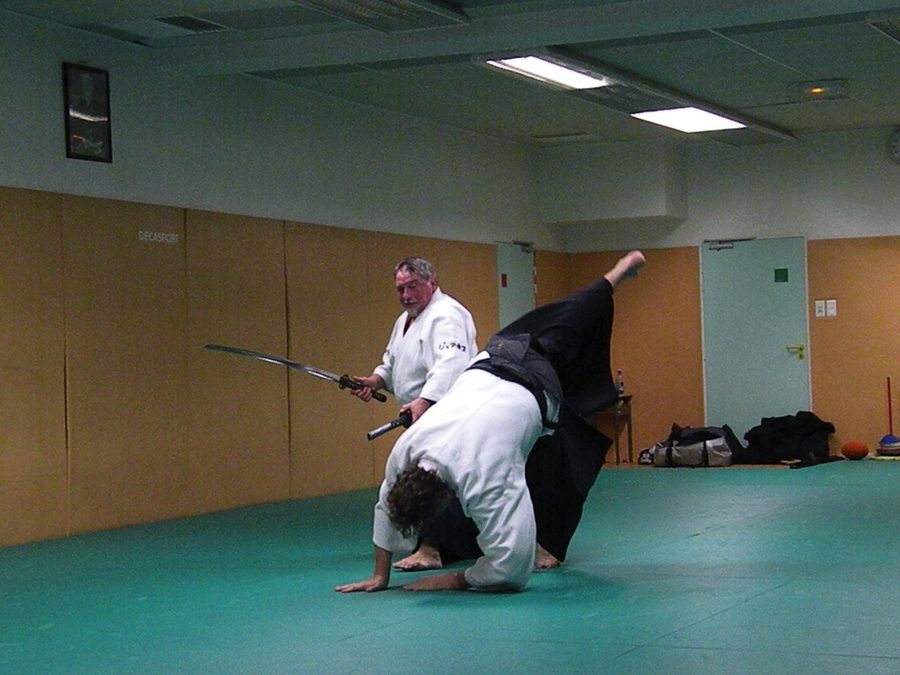 Travail à deux au sabre en bois