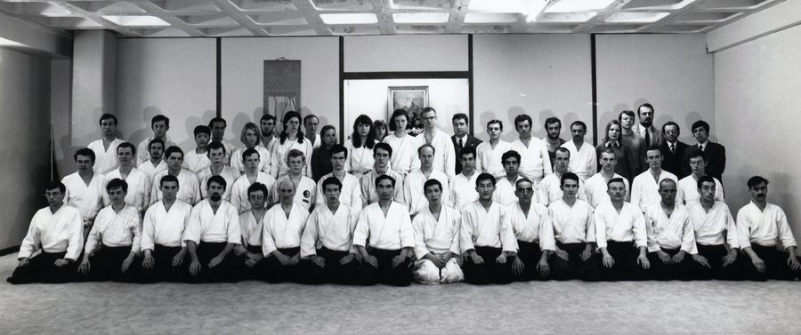 Photo de groupe à l'Institut Noro en 1969 ; Jean-Claude Joannes est le quatrième en partant de la gauche, au centre les maîtres Noro et Tada