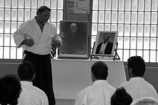 Jean-Claude Joannes lors d'une cérémonie d'hommage, photo noir et blanc