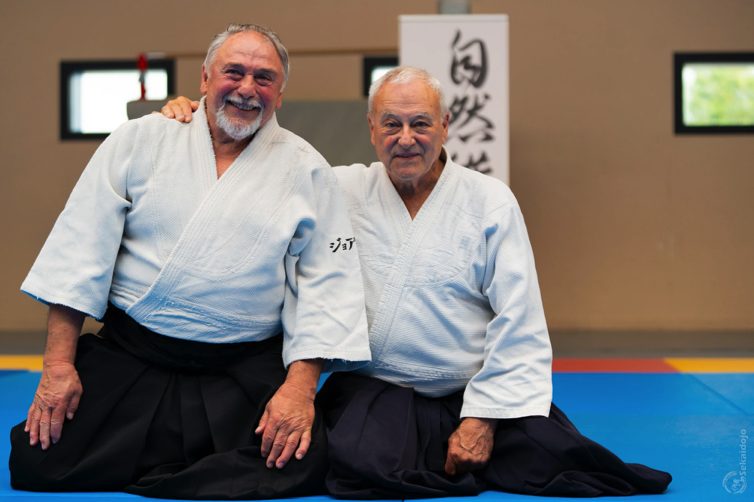 Malcolm Tiki Shewan et Stéphane Benedetti, fondateurs de Mutokukaï, assis côte à côte au dojo