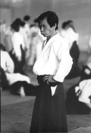 Portrait de Nobuyoshi Tamura en tenue de pratique, photo noir et blanc