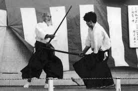 Nobuyoshi Tamura aux côtés d'O Sensei Morihei Ueshiba, photo d'archive en noir et blanc